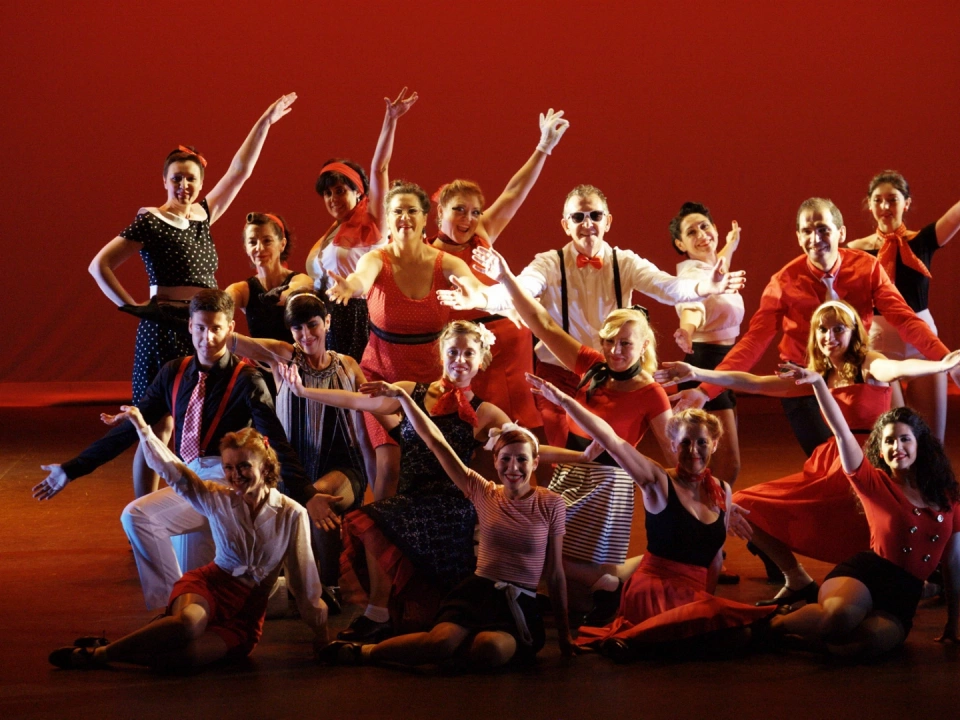 Bailarines del estudio posando